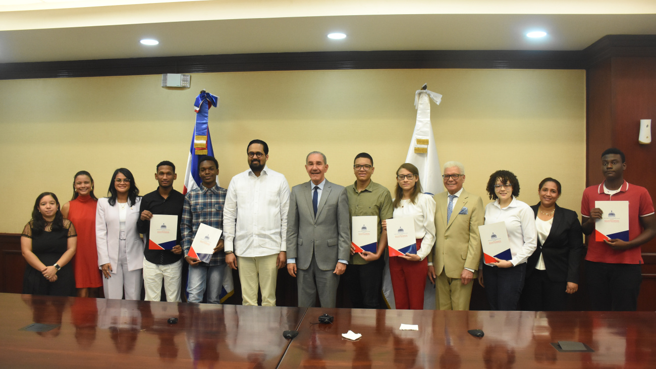 Mescyt Y La Ogtic Entregan Becas A Jóvenes Talentos Ganadores De ...