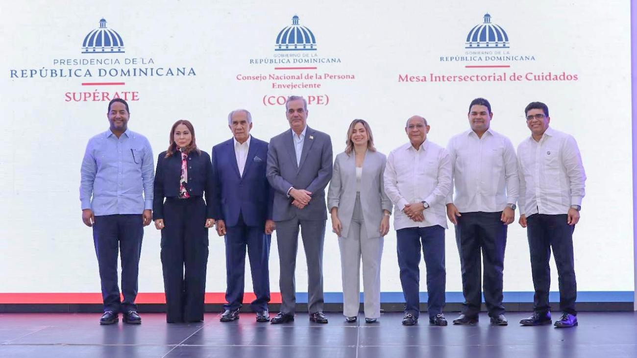 Presidente Luis Abinader designa oficialmente a 90 personas cuidadoras en Conape