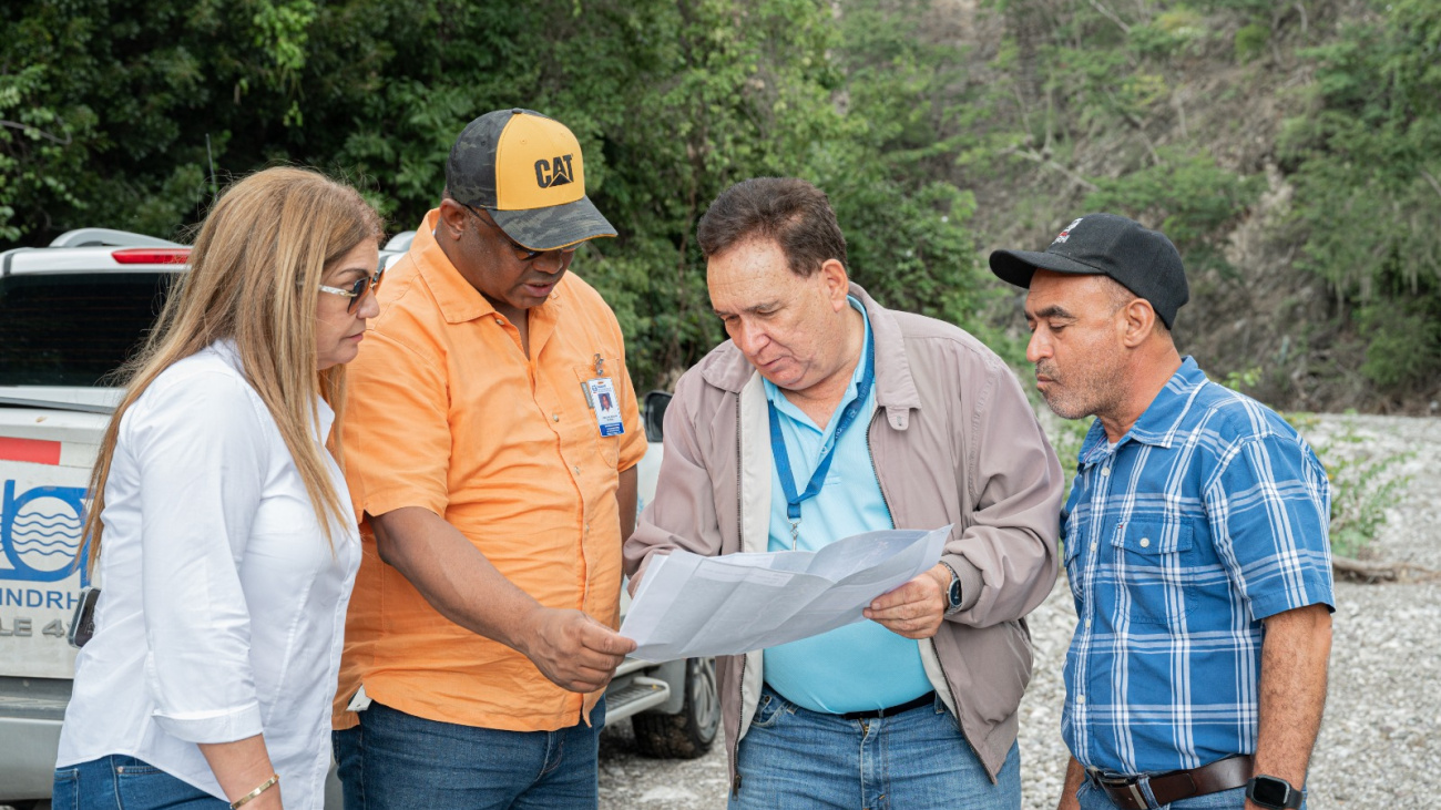 La alcaldesa de Estebanía, Manuela Sánchez Ortiz, observa documentos técnicos que le son mostrados por Juan Carlos Nova Méndez, director de Operación y Conservación de Sistemas de Riego; Héctor Íñiguez, especialista