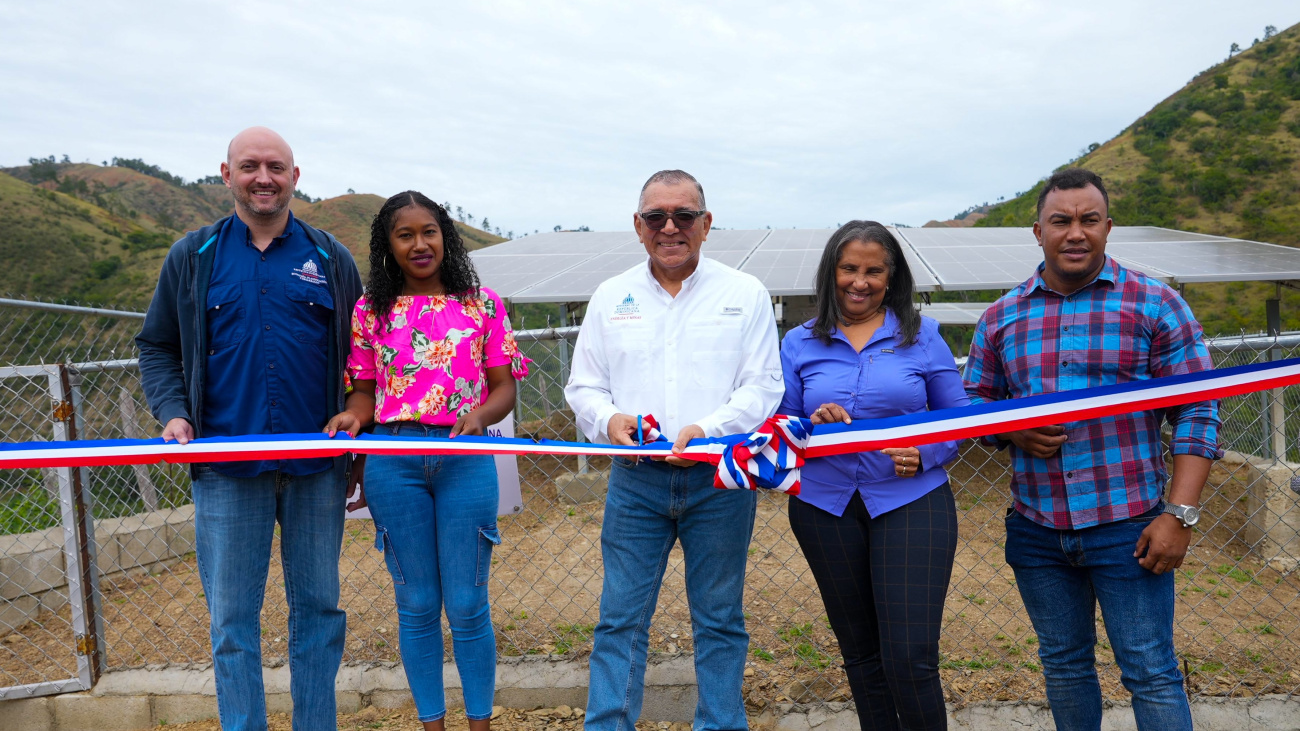 Gobierno e IDDI benefician a 42 hogares con electrificación solar en Elías Piña