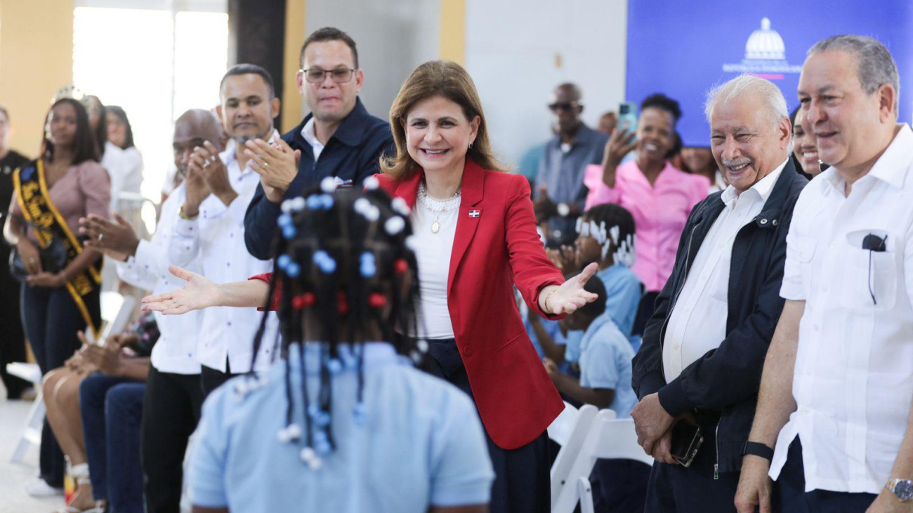 Vicepresidenta Raquel Peña inaugura destacamento en Santo Domingo Este y escuela en San Pedro de Macorís