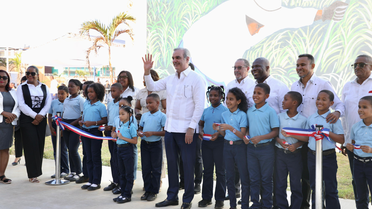 Presidente Abinader inaugura escuela básica, plazoleta y cancha deportiva en San Pedro de Macorís