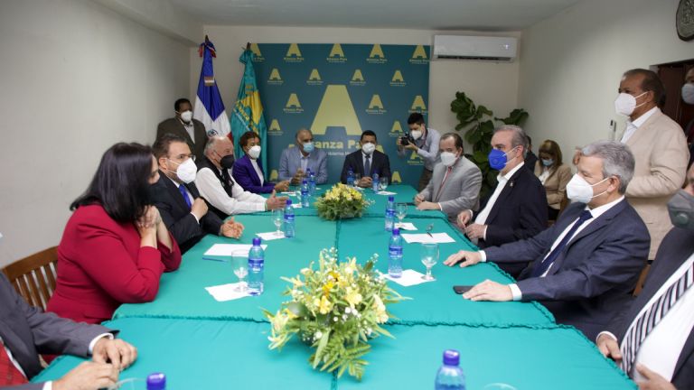Presidente Luis Abinader con líderes nacionales