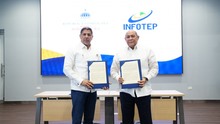 Limber Cruz, ministro de Agricultura, y Rafael Santos Badía, director general del INFOTEP