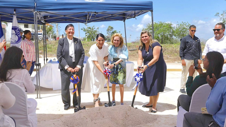 Fundación MIR inicia construcción de CAIPI en La Romana; primera dama encabeza primer palazo 