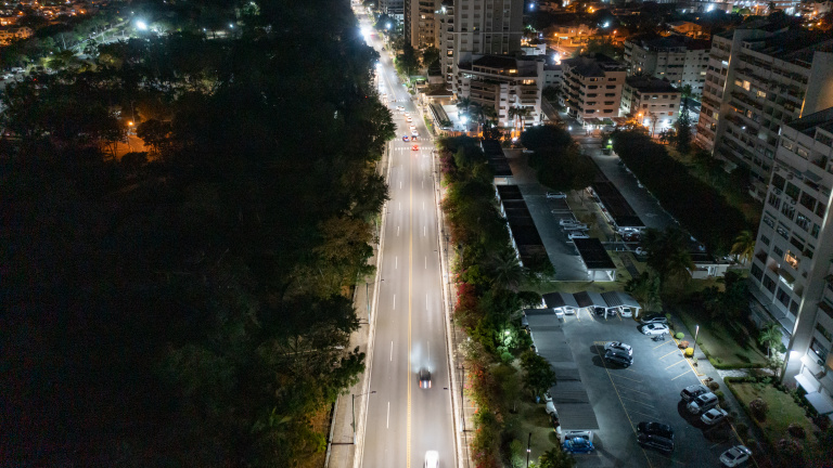 Avenida Anacaona iluminada con modernas luces Led
