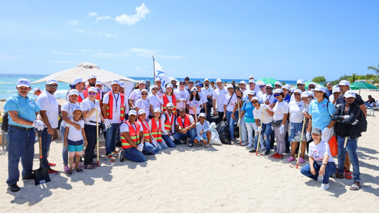 Jornada de limpieza de playas organizada por el IDAC integró más de 2,500 voluntarios y superó expectativas
