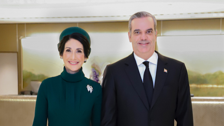 Presidente Abinader junto a la primera dama Raquel Arbaje