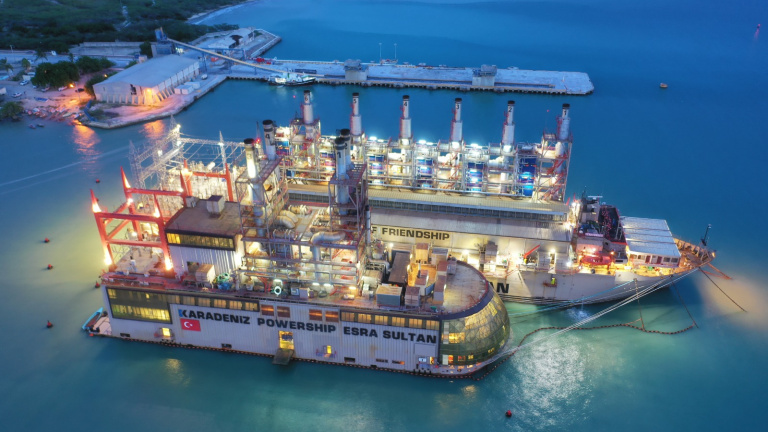 Medio Ambiente investiga derrame de combustible en la planta eléctrica que opera en una barcaza en Azua