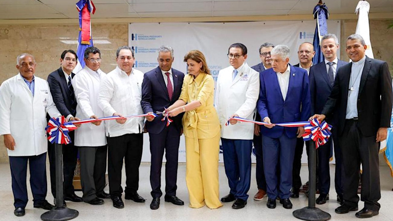 Vicepresidenta Raquel Peña entrega moderno tomógrafo en hospital de Santiago y participa de actividades del sector empresarial