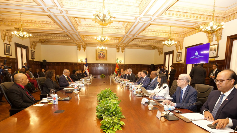 Gobierno dominicano firma con Surinam cuatro convenios trascendentales para el fortalecimiento económico del país