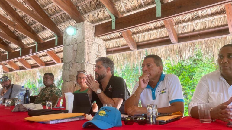 Medio Ambiente trabaja con comunitarios de Mano Juan avances sobre resolución que regula el uso de plástico en la isla Saona 
