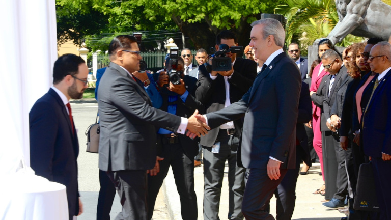Presidente Abinader recibe a su homólogo de Surinam, Chandrikapersad Santokhi, en visita oficial