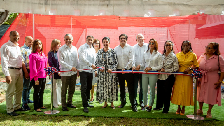 Corte de cinta de la inauguración 