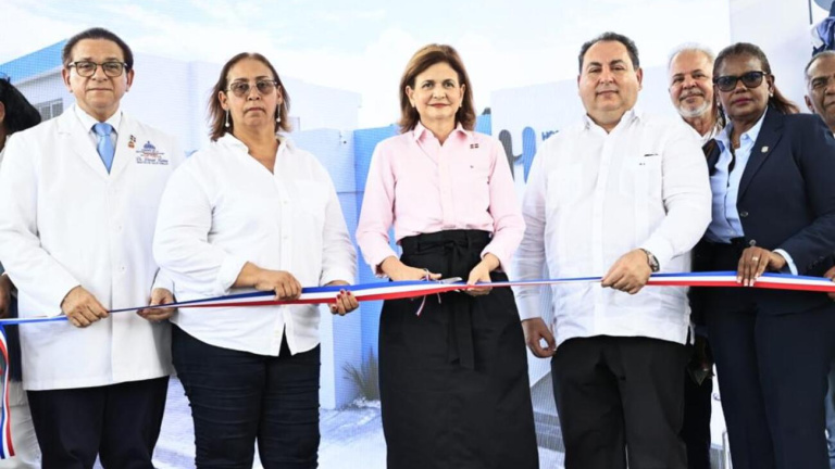 Vicepresidenta Raquel Peña entrega área de Emergencia y remozamiento general en tres hospitales de San Cristóbal