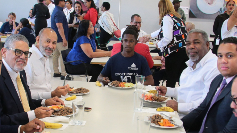 INABIE y Gabinete de Política Social incluyen al 100% de los estudiantes del programa Oportunidad 14-24 a la alimentación escolar