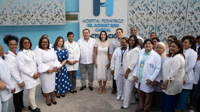 Primera Dama Raquel Arbaje y Ministro Carlos Bonilla entregan nuevas instalaciones área de facturación y  análisis en el Hospital Infantil Robert Reid Cabral  