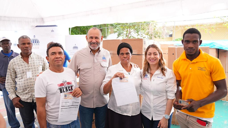 Gobierno entrega 514 artículos del hogar a 297 familias afectadas en Santo Domingo Oeste 