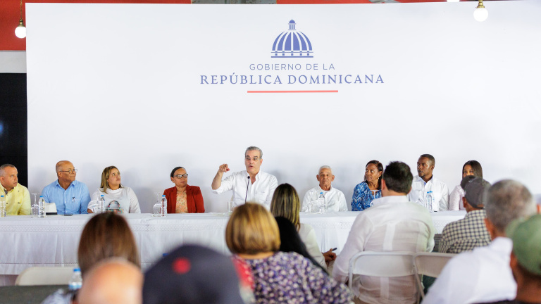 Presidente Luis Abinader almuerza con comunitarios de San José de Ocoa