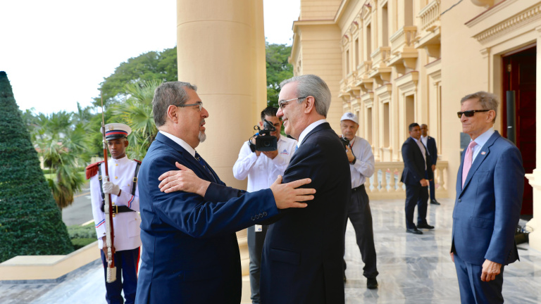 Presidente Abinader recibe presidente Guatemala