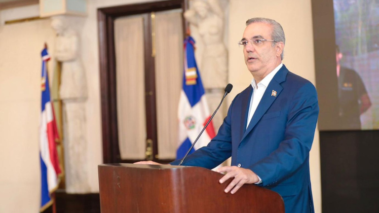 Presidente Abinader reunido en Palacio