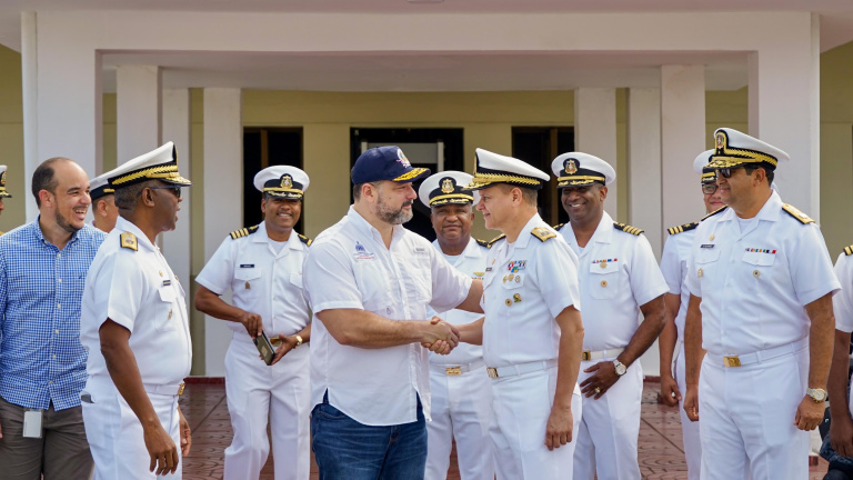 Medio Ambiente y la Armada firman acuerdo para proteger las Dunas de Baní