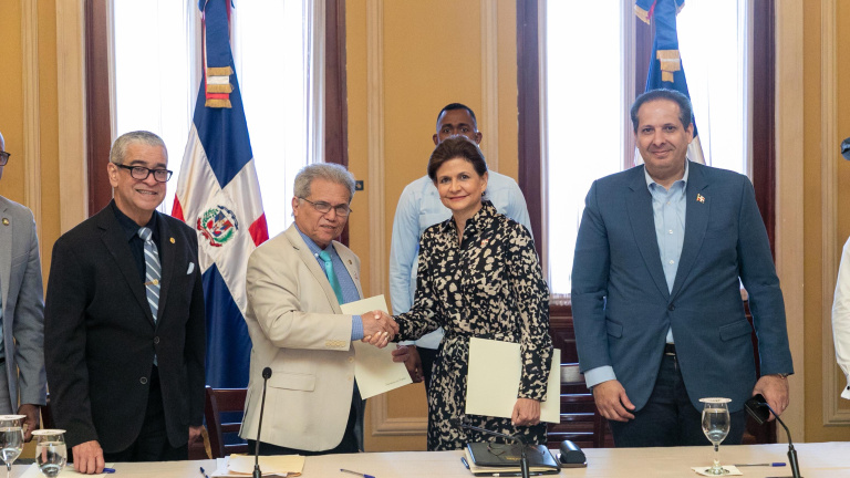 Firma del acuerdo Gobierno - CMD