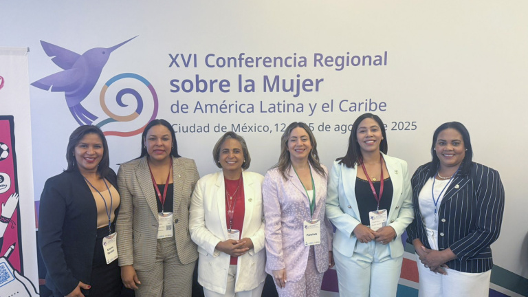 Junto a Gloria Reyes, directora de la DDSS
